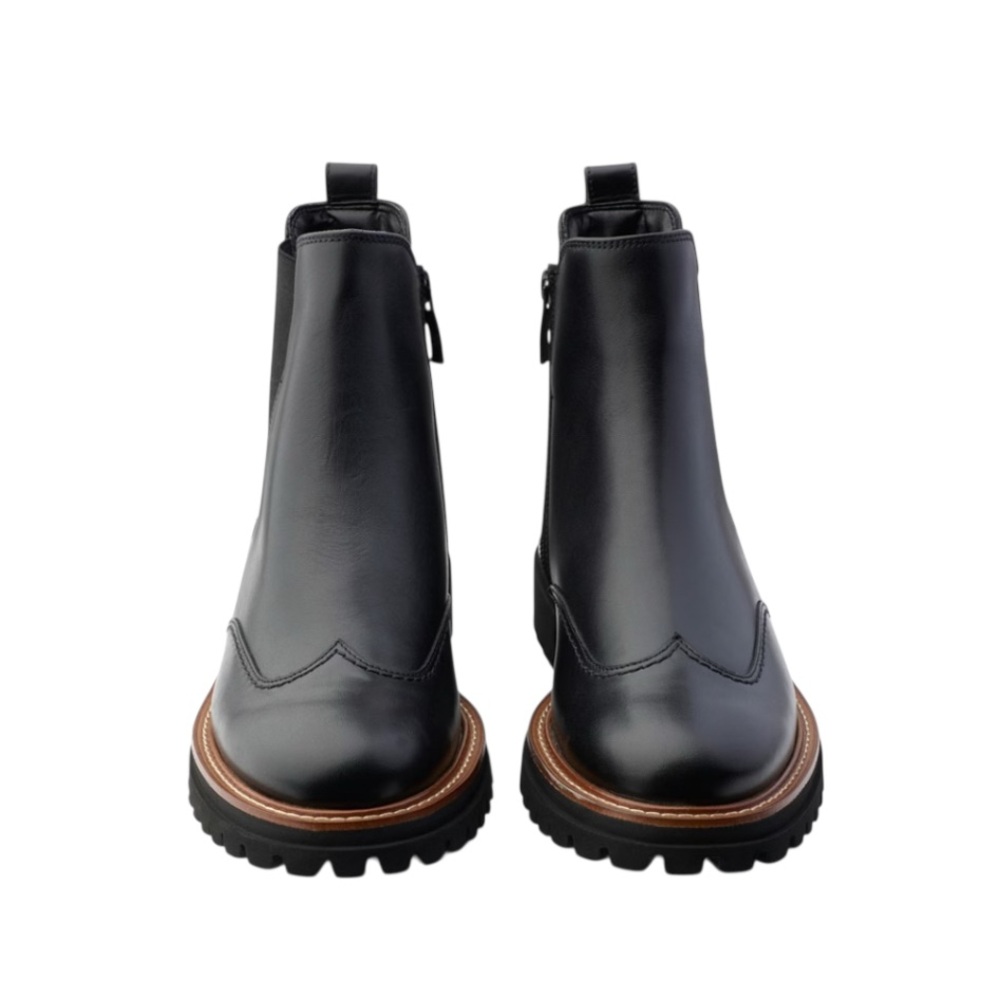 Black leather boots. Women’s US sizes.